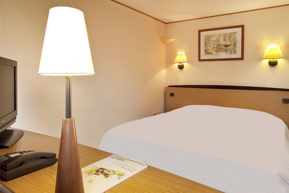 Hotel Le Cyrano Бержерак Номер фото